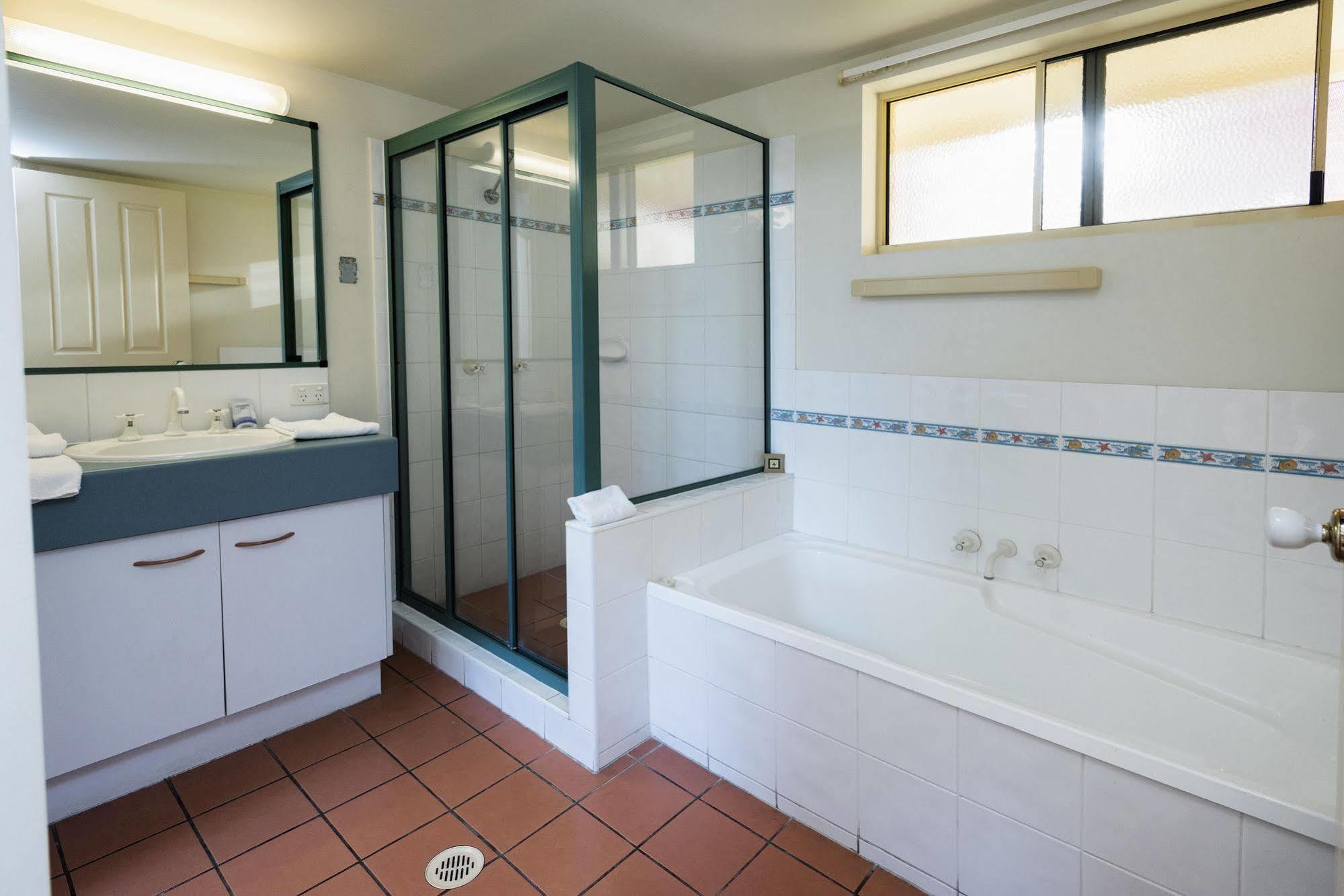 Alexander Beachfront Apartments Hervey Bay Exterior photo